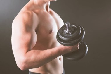 yakışıklı kaslı adam dumbell ile çalışma dışarı