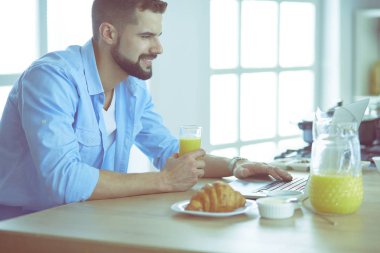 Adam ev mutfağında lezzetli ve sağlıklı yemekler hazırlıyor.
