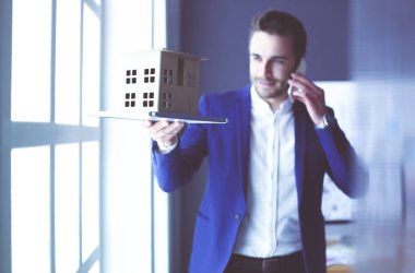 Ev minyatür Office el ayakta tutan işadamı.