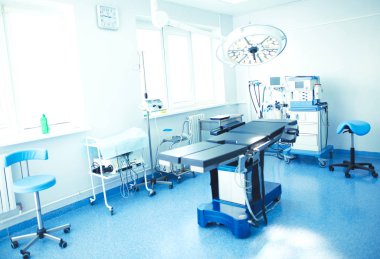 Modern klinikteki ameliyathane.