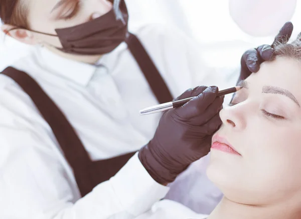 El flujo de trabajo de las cejas de Microblading en un salón de belleza . —  Fotos de Stock