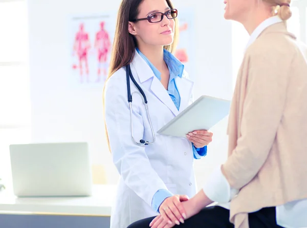 Doktorn och patienten diskuterar något när de sitter vid bordet. Medicin och hälsovård — Stockfoto