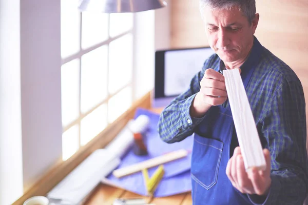 Architect werkt aan tekentafel in kantoor — Stockfoto