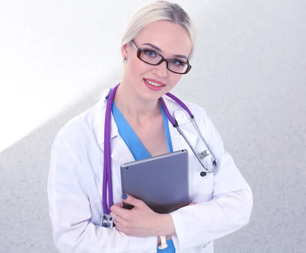 Vrouwelijke arts die een digitale tablet gebruikt en op een witte achtergrond staat. Vrouwelijke artsen. — Stockfoto