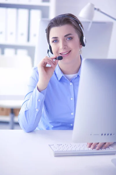 Sérieux jolie jeune femme travaillant comme opérateur de téléphone de soutien avec casque dans le bureau — Photo