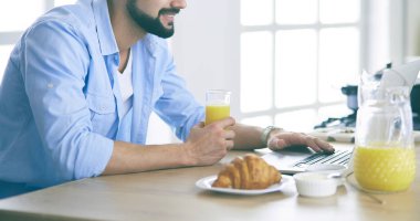 Adam ev mutfağında lezzetli ve sağlıklı yemekler hazırlıyor.