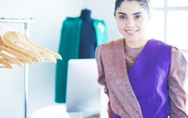 Askıları olan güzel bir stilist.