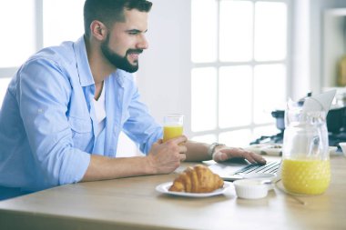 Adam ev mutfağında lezzetli ve sağlıklı yemekler hazırlıyor.