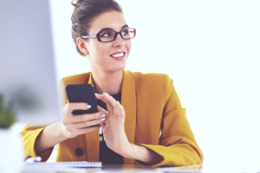ofis telefon laptop ile oturuyor ve iş kadını