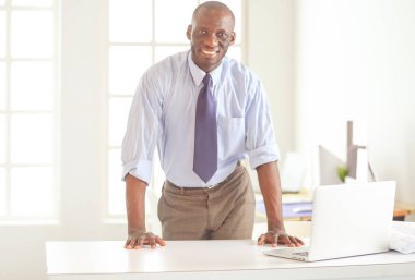 Ofiste duran yakışıklı bir zenci işadamının portresi.