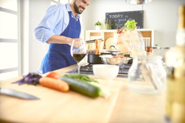 Adam ev mutfağında lezzetli ve sağlıklı yemekler hazırlıyor.