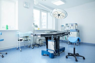 Modern klinikteki ameliyathane.