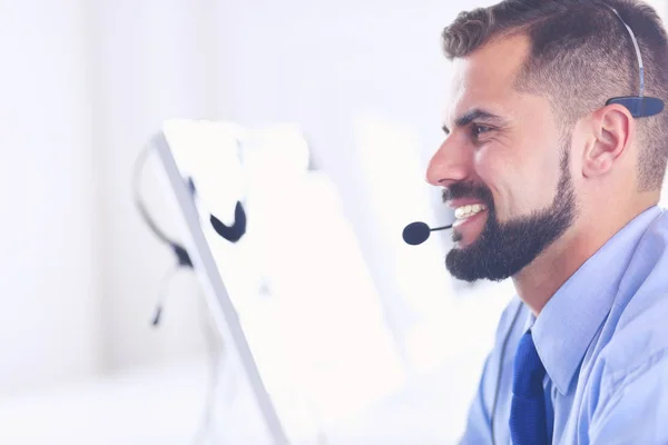 Empresário no escritório no telefone com fone de ouvido, Skype, FaceTime — Fotografia de Stock