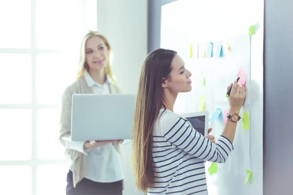 Mooie glimlachende zwangere vrouw met de arts in het ziekenhuis — Stockfoto