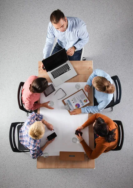 Geschäftsleute sitzen und diskutieren bei Geschäftstreffen, im Büro — Stockfoto