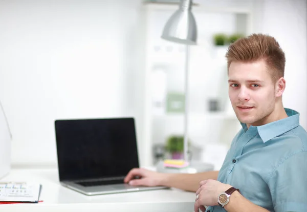 Portrait of office worker man sitting at office desk using laptop computer — Stock Photo, Image