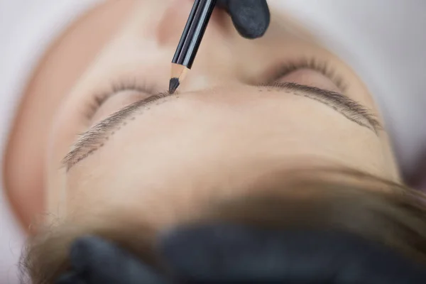 Косметолог наносить постійний макіяж на брови — стокове фото