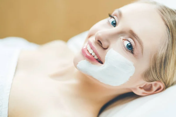 Zastosowanie maski do twarzy Spa. Spa uroda organiczna maska twarzy zastosowanie w dzień spa salon. — Zdjęcie stockowe