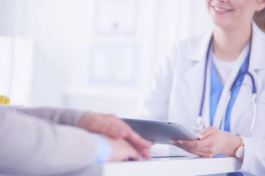 Kadın doktor bir hastaya danışmanlık yapıyor ve tıbbi bilgi ve teşhisi açıklıyor.