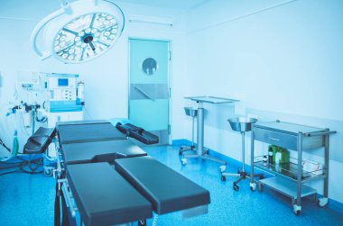 Modern klinikteki ameliyathane.