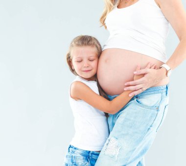 Pregmnant kadın ve mutlu kız.