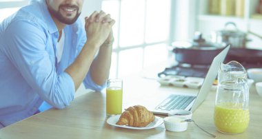 Adam ev mutfağında lezzetli ve sağlıklı yemekler hazırlıyor.
