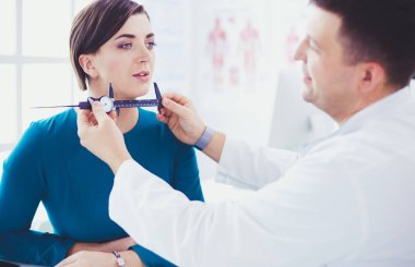 Hastanın ve doktorunun muayenehanesinde.