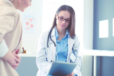 Doktor ve hasta masada otururken bir şey tartışıyorlar. İlaç ve sağlık hizmetleri kavramı