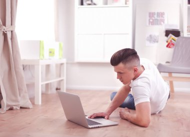 başarılı mutlu bir adam laptop kullanma o n kat yalan