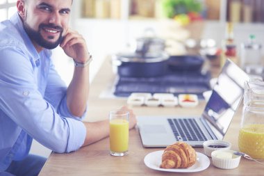 Adam ev mutfağında lezzetli ve sağlıklı yemekler hazırlıyor.