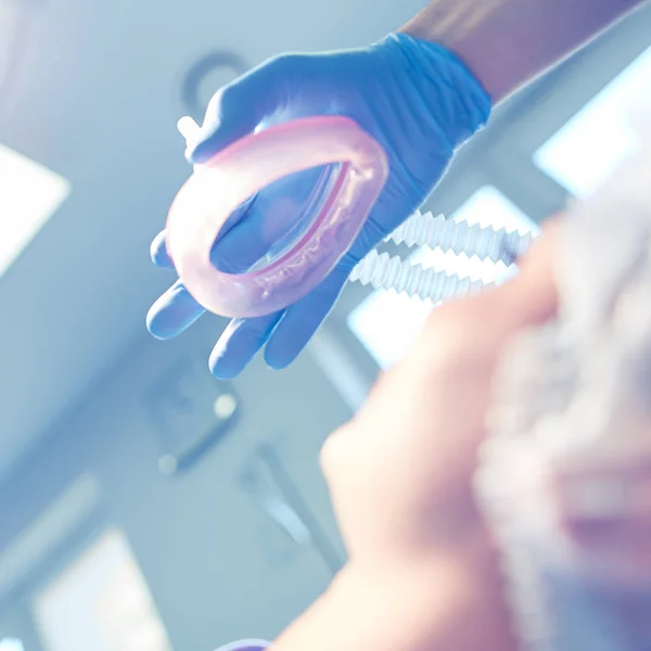 Man chirurg aan het werk in de operatiekamer — Stockfoto