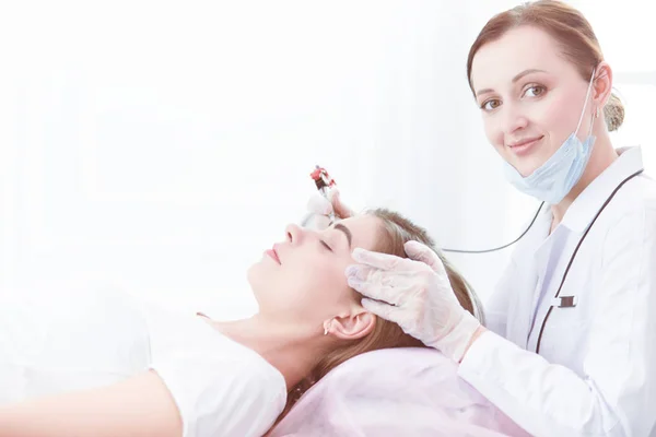 A young girl having red lips permanent makeup, micropigmentation — Stock Photo, Image