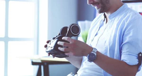 Young male software programmer testing a new app with 3d virtual reality glasses in office. — Stock Photo, Image