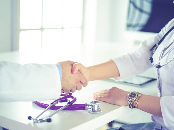 Joven médico apretón de manos en la oficina — Foto de Stock