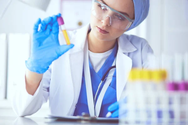 Laboratory assistant woman analyzing a blood sample — Stock Photo, Image