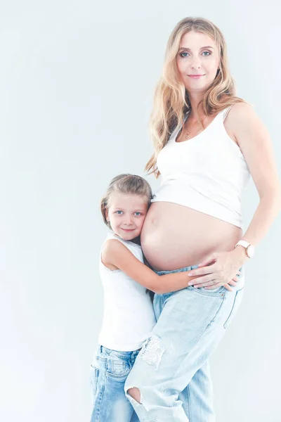 Pregmnant kvinner og lykkelig jente . – stockfoto