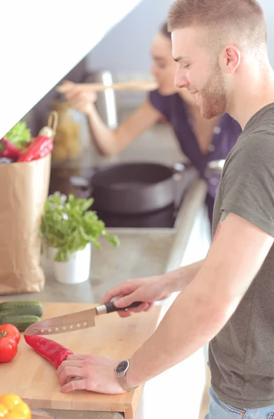 Pareja cocinando juntos en su cocina en casa — Foto de Stock