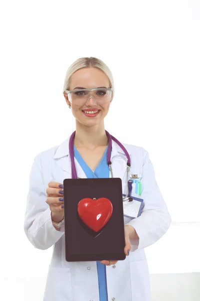 Young woman doctor holding a red heart, isolated on white background. Woman doctor — Stock Photo, Image