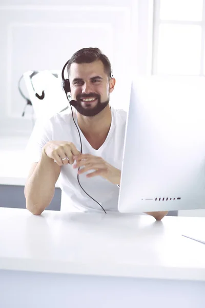 Obchodník v kanceláři na telefonu se sluchátky, Skype — Stock fotografie