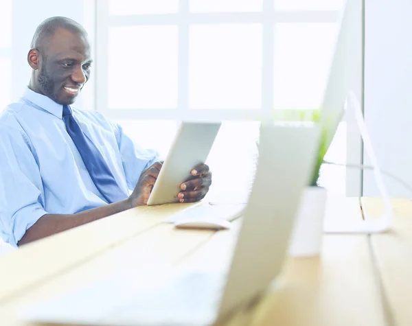 Homme d'affaires afro-américain sur casque de travail sur son ordinateur portable — Photo