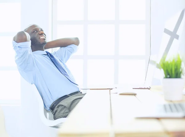 Afrikansk amerikansk affärsman på headset arbetar på sin bärbara dator — Stockfoto