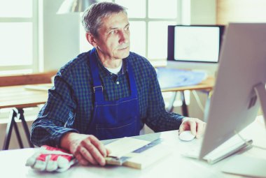 Ofisteki çizim masasında çalışan mimar