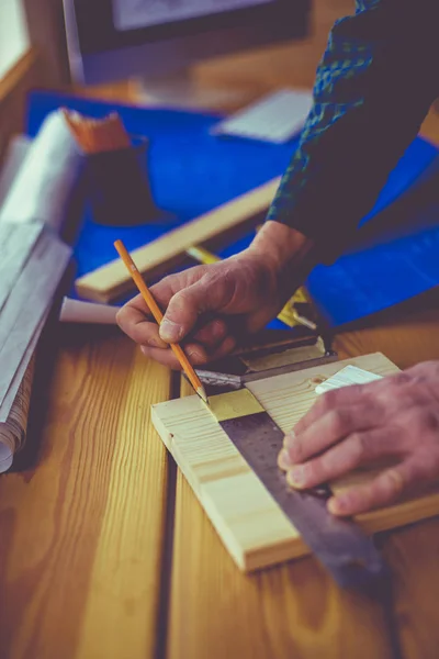 Architetto che lavora al tavolo da disegno in ufficio — Foto Stock