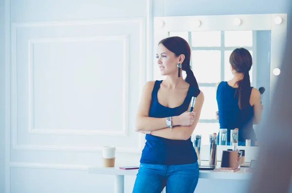 Hermosa chica con cepillo de polvo cosmético para el maquillaje. Maquillaje. Maquillaje aplicando para una piel perfecta — Foto de Stock