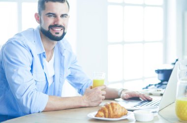 Adam ev mutfağında lezzetli ve sağlıklı yemekler hazırlıyor.