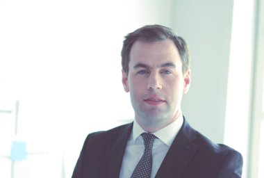 Dışarıda duran kendinden emin bir iş adamının portresi..