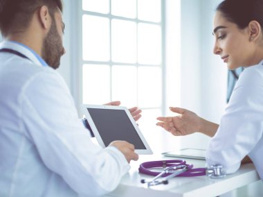 Tıbbi ekip masada oturup tartışıyor.