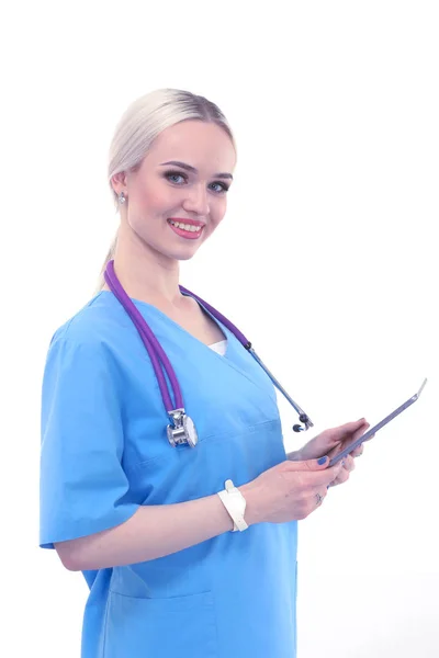 Médico femenino usando una tableta digital y de pie sobre fondo blanco. Mujeres doctores. —  Fotos de Stock