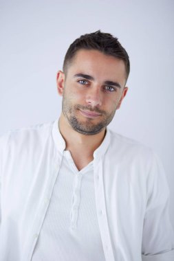 Genç iş adamı beyaz arka planda tek başına duruyor..