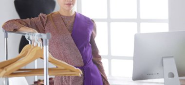 Askıları olan güzel bir stilist.